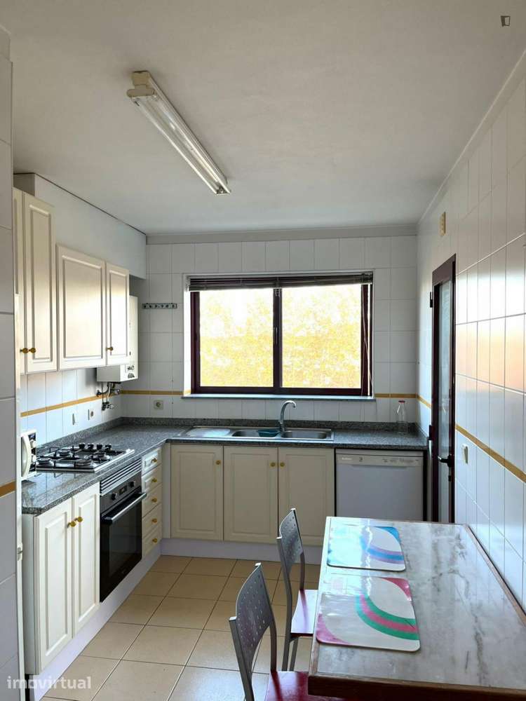 Quarto - localizado em Aveiro - Grande imagem: 4/15