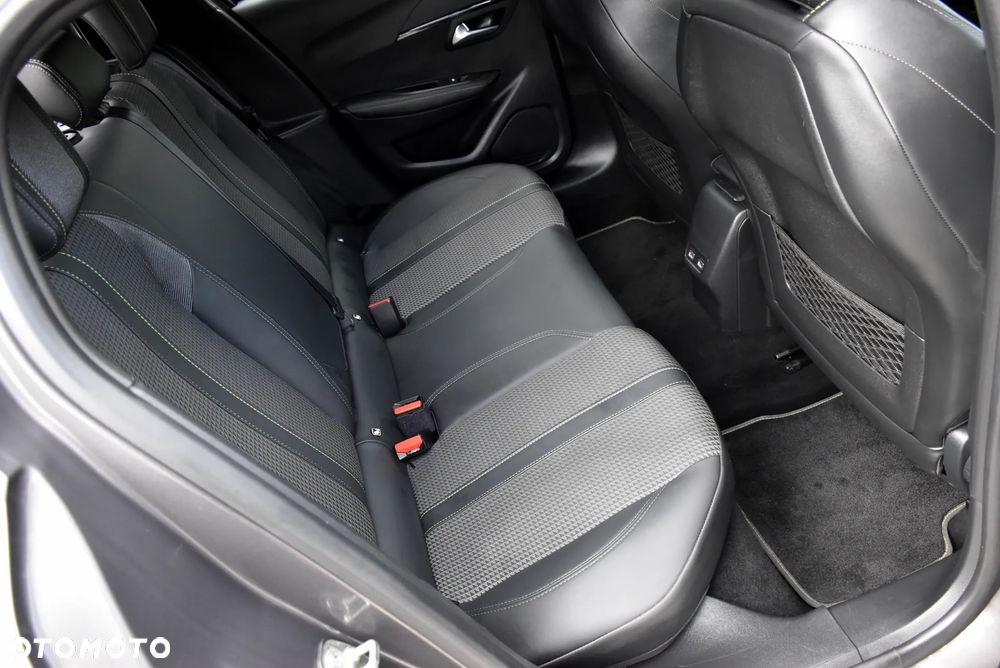 Peugeot 208 - 8
