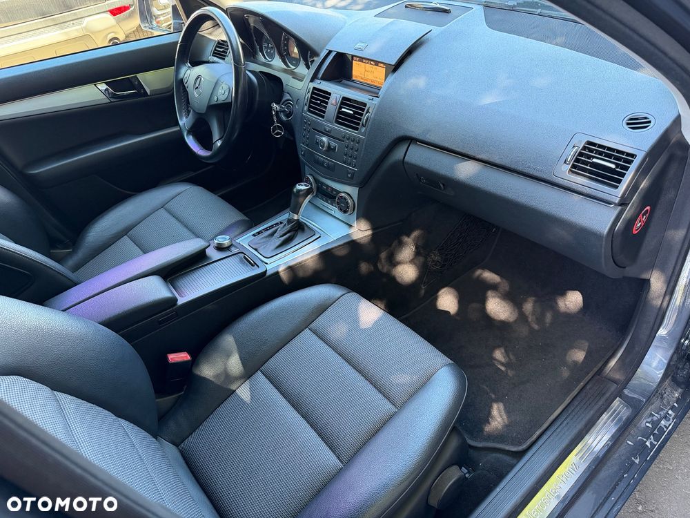 Mercedes-Benz Klasa C 250 CGI Automatik BlueEFFICIENCY Avantgarde - 32