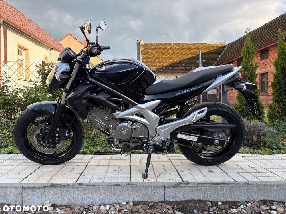 Suzuki Gladius - 2