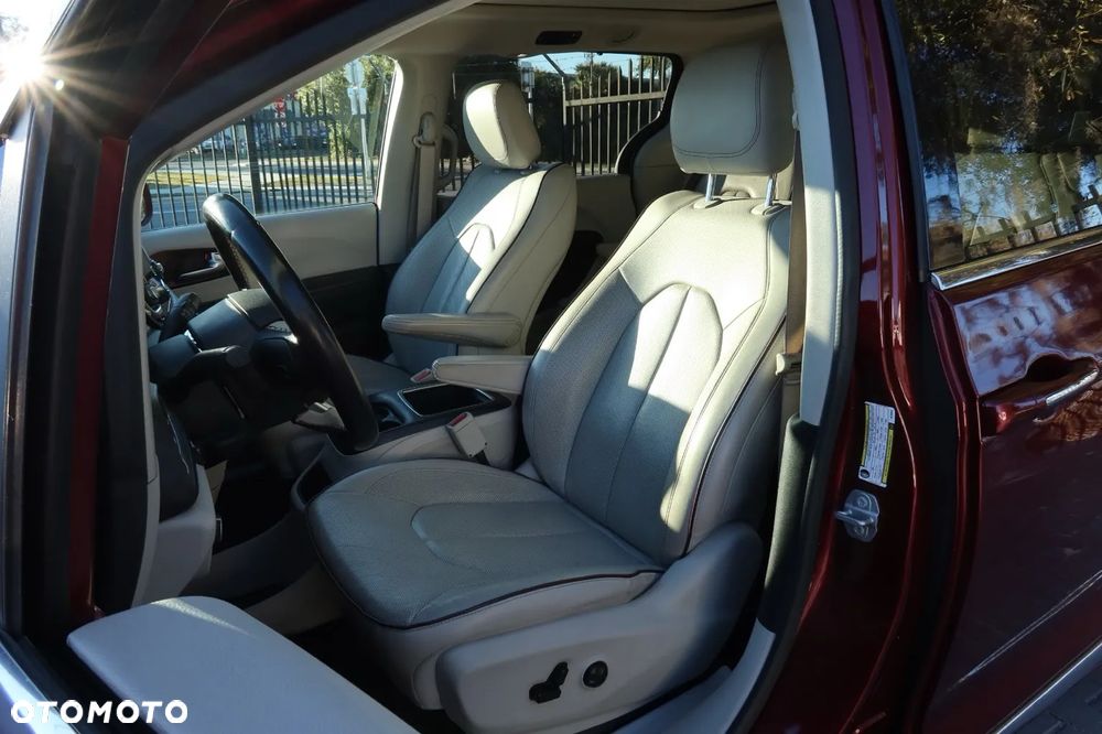 Chrysler Pacifica - 23