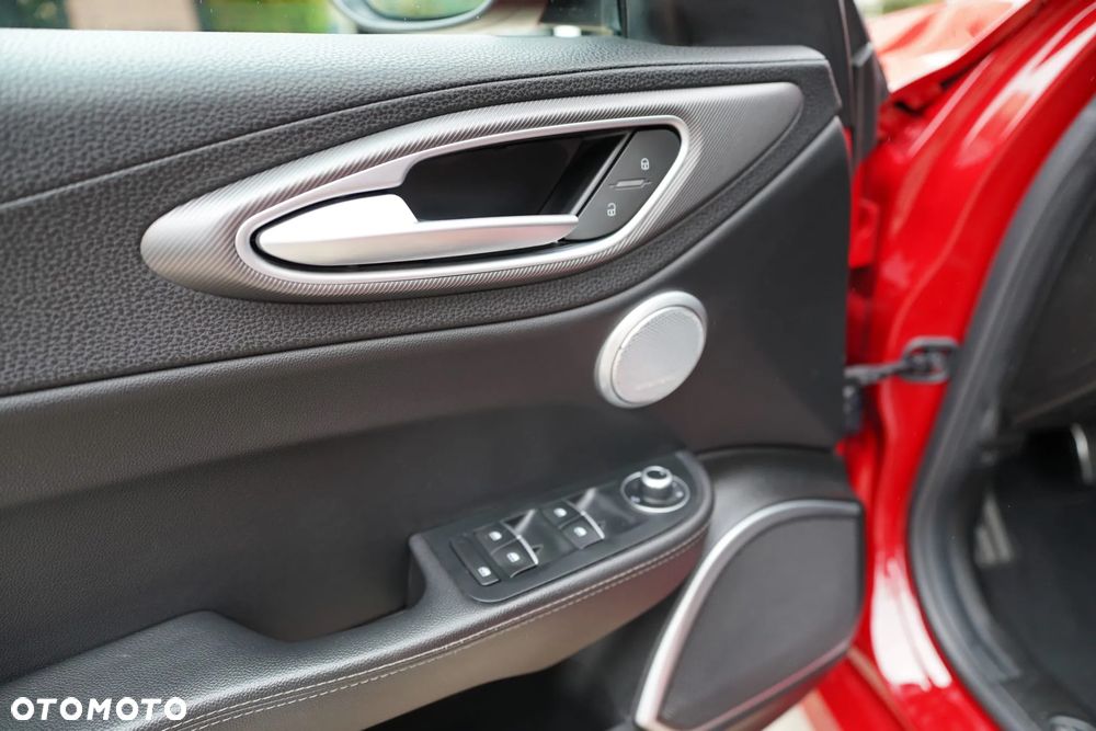 Alfa Romeo Giulia 2.0 Turbo 16V AT8-Q4 Ti - 19