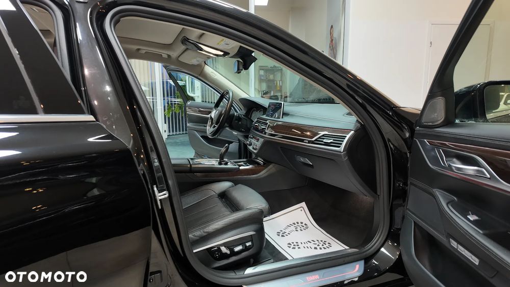 BMW Seria 7 750Li xDrive - 32