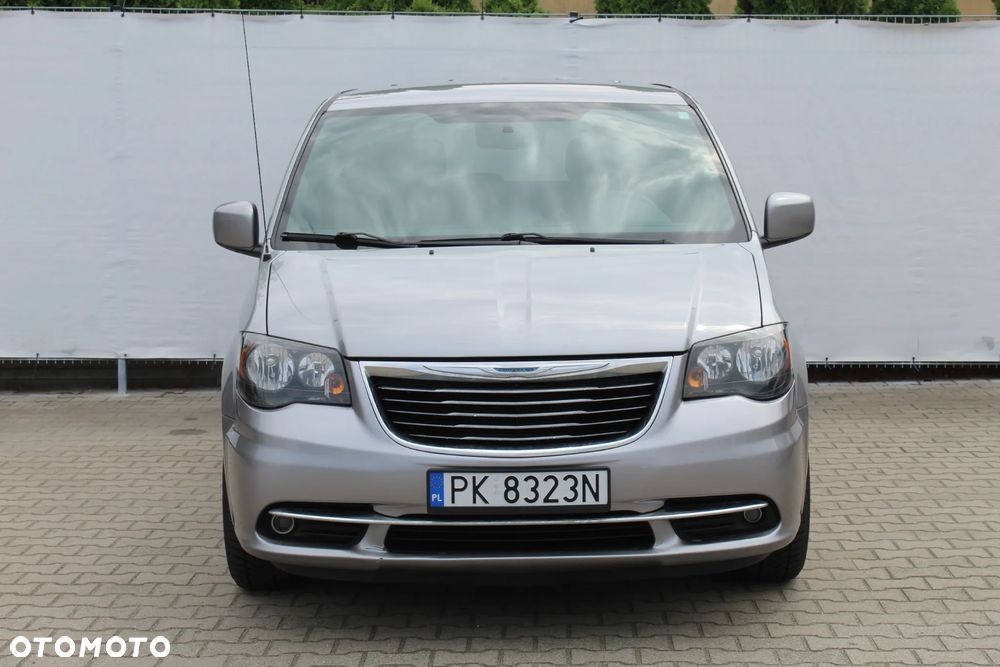 Chrysler Town & Country - 8