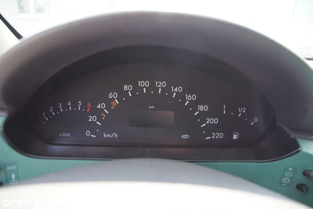 Auto na części - Mercedes A-Klasa W168 1.4 82 KM 166940 716501 282 1998R Silnik Skrzynia Drzwi Maska Błotnik Klapa Zderzak Lusterko Lampa Klamka Szyba Deska Kokpit Sterownik Moduł Czujnik Licznik Panel Kierownica - 12