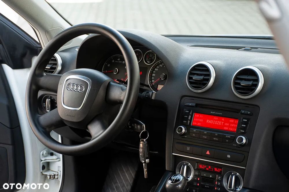 Audi A3 Sportback 1.6 Ambiente - 22