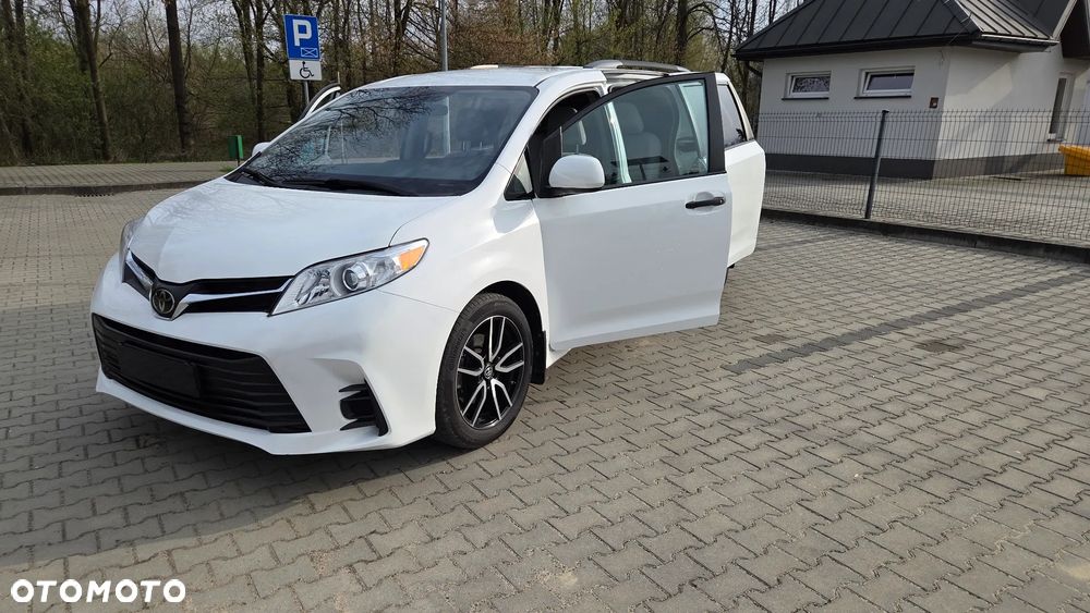 Toyota Sienna - 4