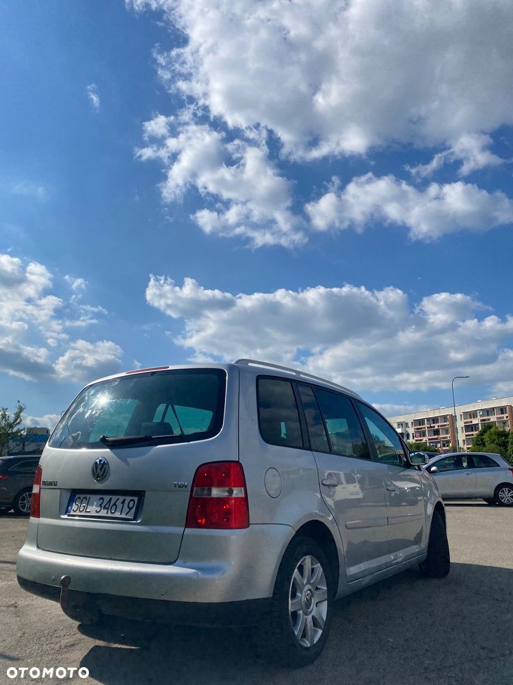 Volkswagen Touran 1.6 FSI Highline - 2