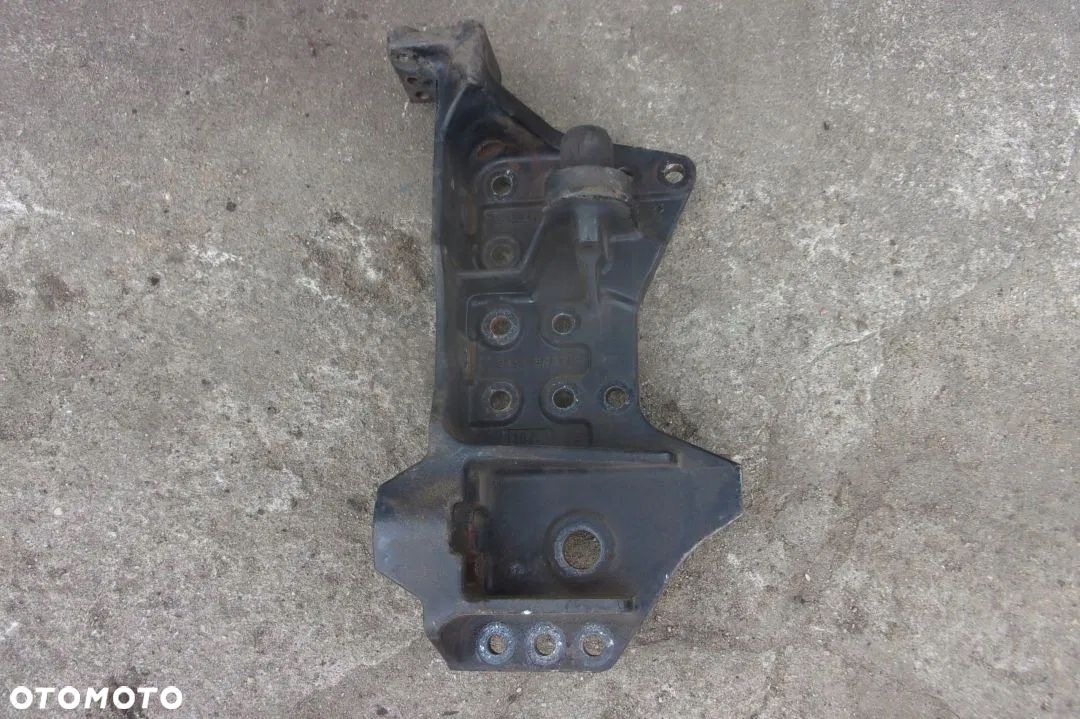 ŁAPA ŻELIWO LEWE MOCOWANIE ZACZEPU VOLVO FH FM 9 12 13 - 1