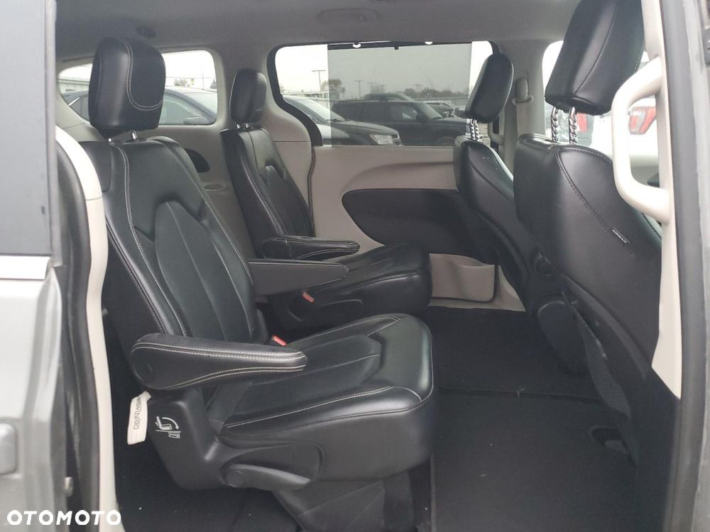 Chrysler Pacifica - 11