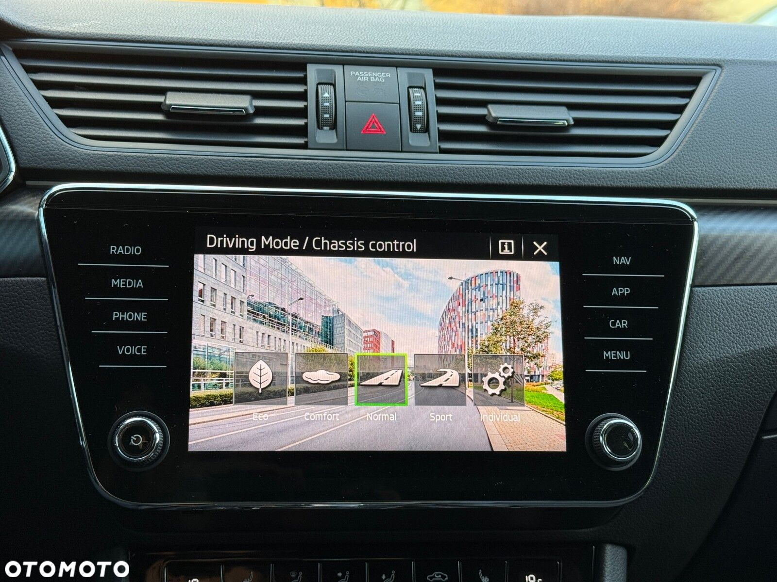 Skoda Superb 2.0 TDI SCR Sportline DSG - 24