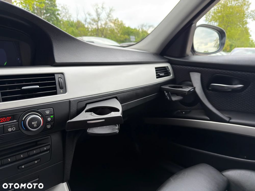 BMW Seria 3 325i Edition Exclusive - 33
