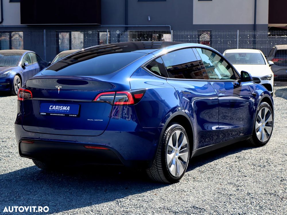 Tesla Model Y - 8