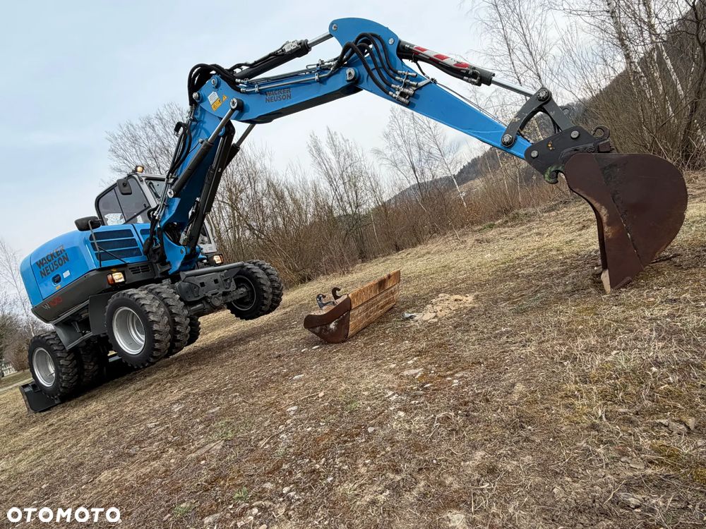Wacker Neuson EW100 Koparka Kołowa 11 ton. NISKI PRZEBIEG.  3x łamane Ramię. Klima. Pompa ON. 2 Łyżki. Dodatkowe 3 sekcje Hydrauliczne. z upadłośći Norweskiej. Maszyna Jak Nowa z salonu! 2799 mtg. PERKINS silnik 130km. STABILIZATORY Klima. DEKRA 2026r. Książka serwisowa. Szybkozłącze Hydr. Skrętne ramie. Ani deka luzów i wycieków. Pełny Oryginał. Nie picowana na sprzedaż. OKAZJA - 5