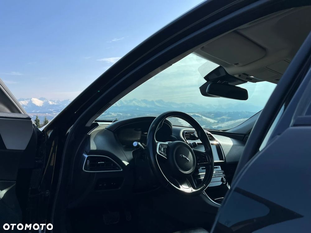 Jaguar XE 2.0 T Portfolio - 13