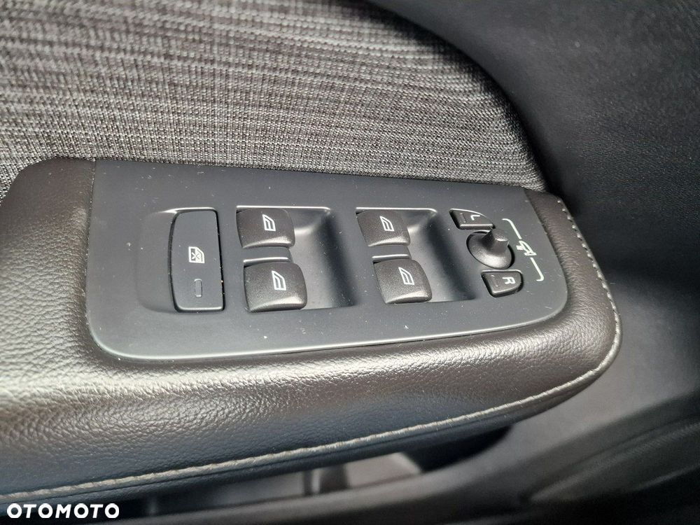 Volvo V60 T6 Plug-in Hybrid AWD Core - 36