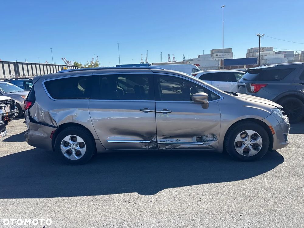 Chrysler Pacifica - 3