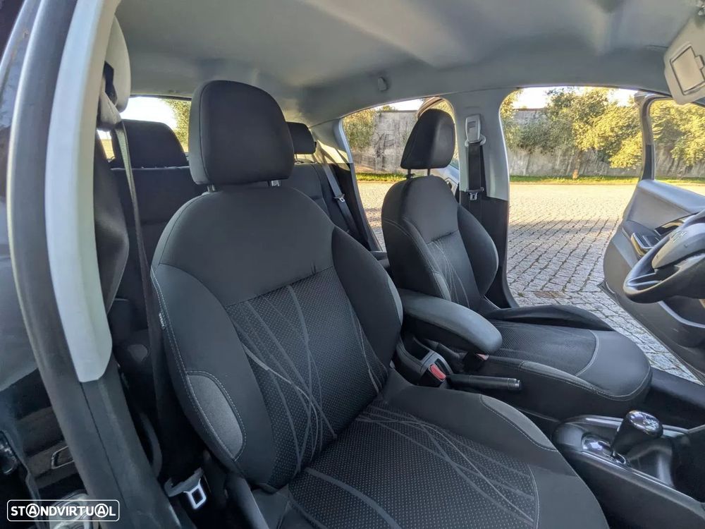 Peugeot 208 - 12