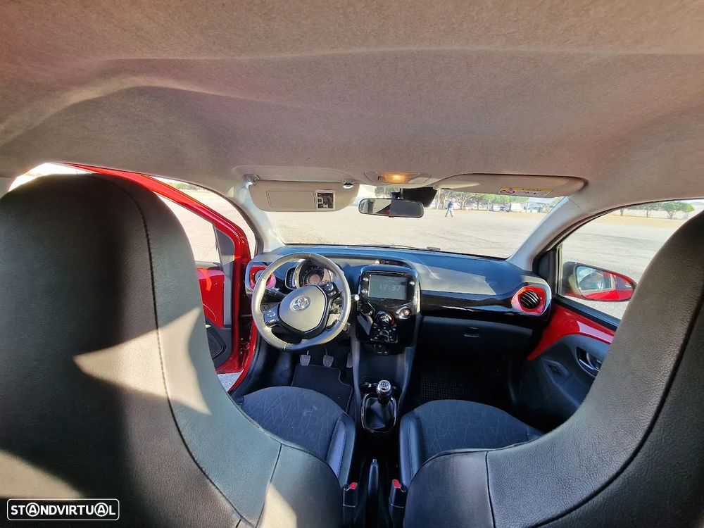Toyota Aygo 1.0 X-Clusiv Red - 11