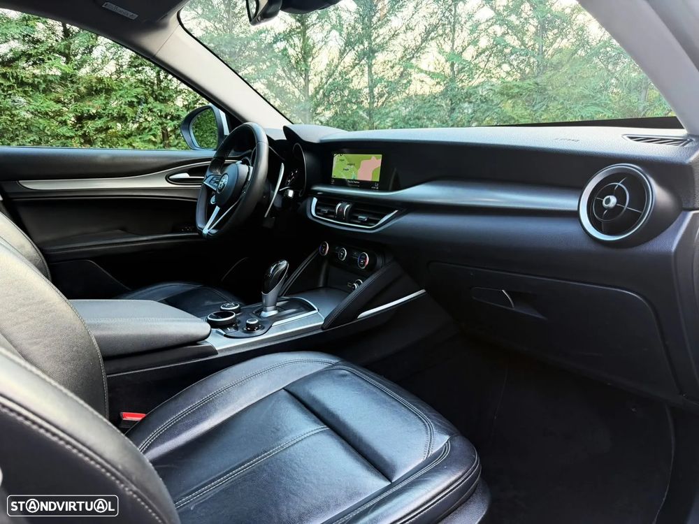 Alfa Romeo Stelvio - 16