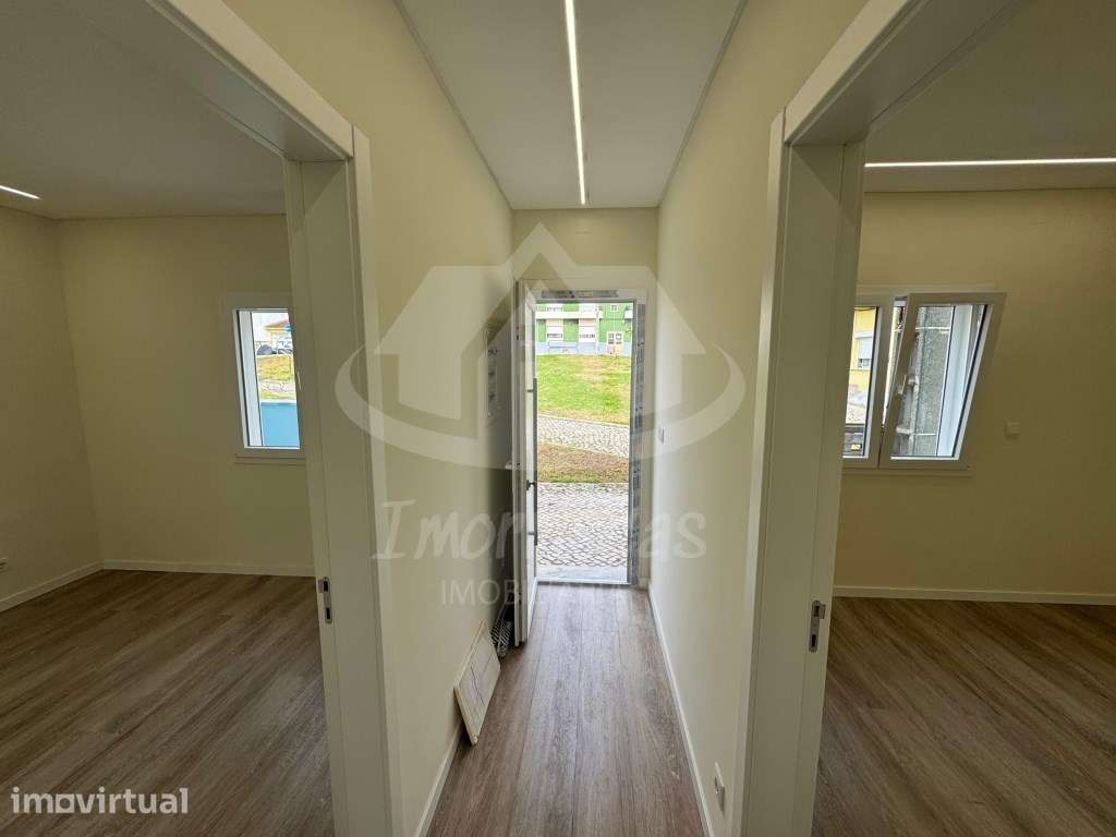 Moradia remodelada T2 com sótão, no Bairro da Castelhana em São Joã... - Grande imagem: 2/41