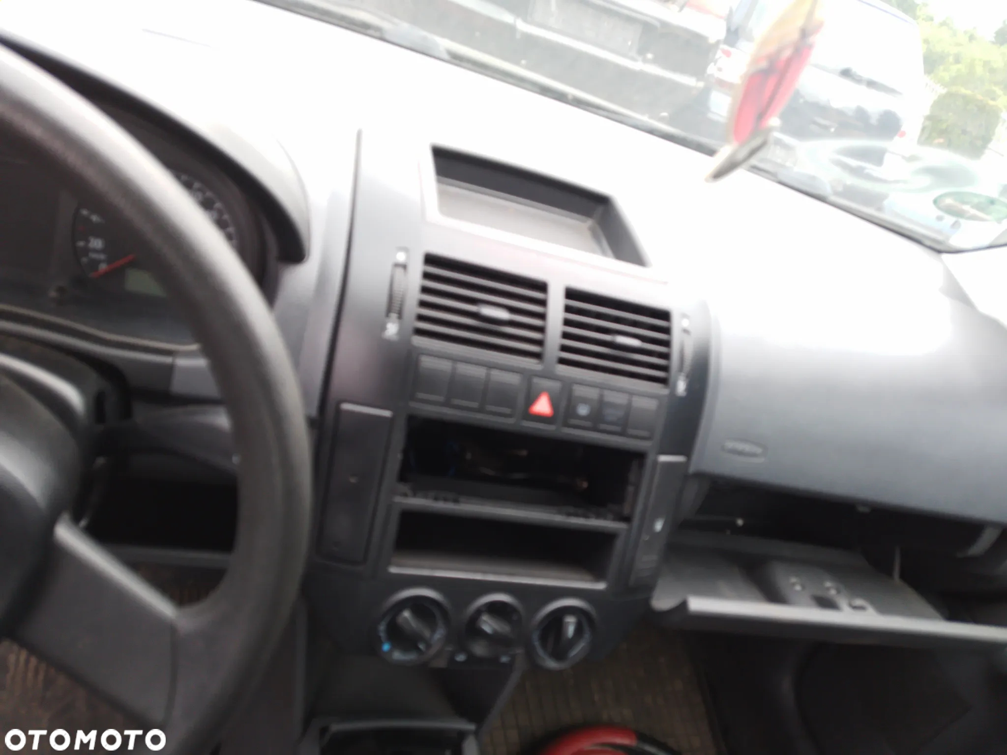 VW POLO 9N 01-05 1.2  LAMPA PRZÓD LC9Z - 26