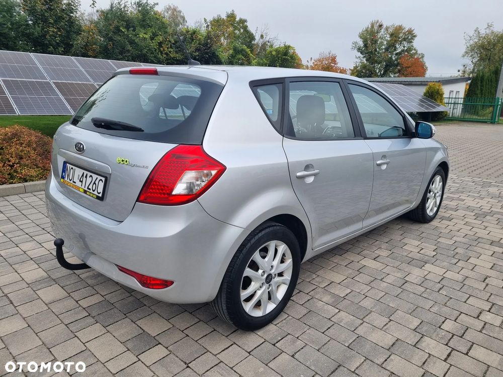 Kia Ceed 2010 photo 3