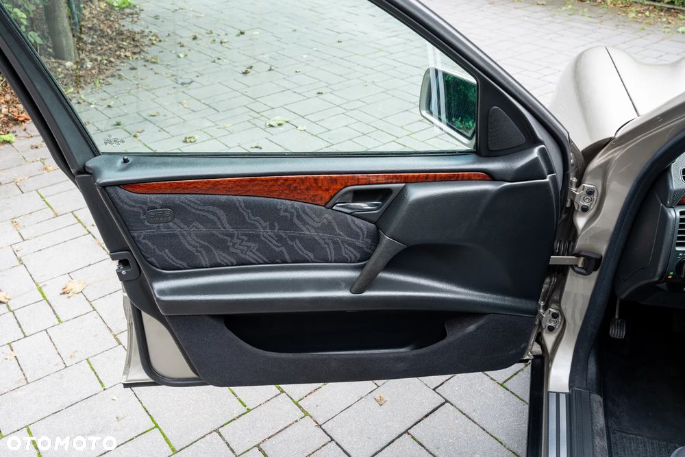 Mercedes-Benz Klasa E 200 - 20