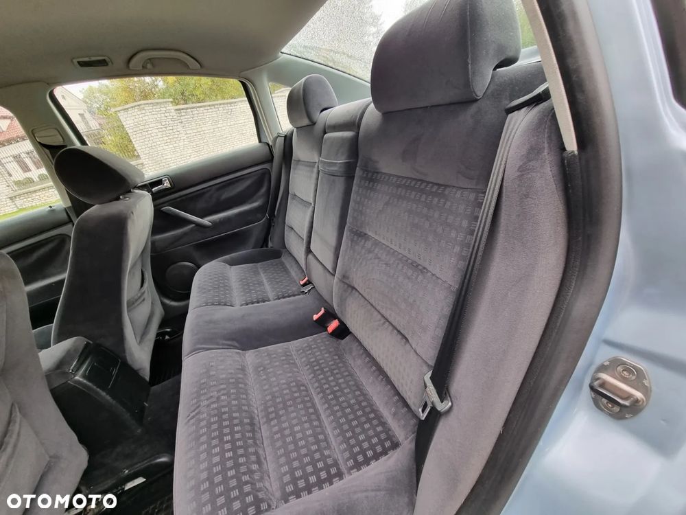 Volkswagen Passat 1.6 Comfortline - 12