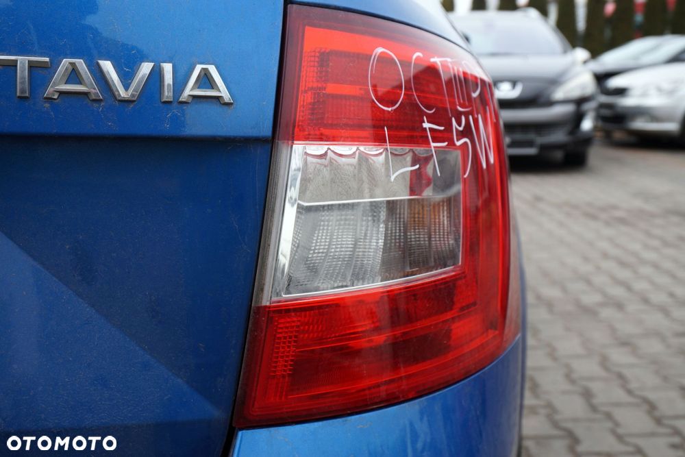 LAMPA TYLNA PRAWA OCTAVIA III 5E5 KOMBI  SKODA 2012-2016 - 2