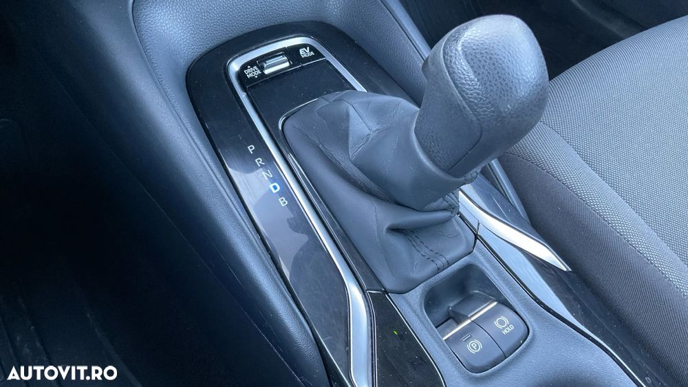 Toyota Corolla Sedan 1.8 HSD Business - 11