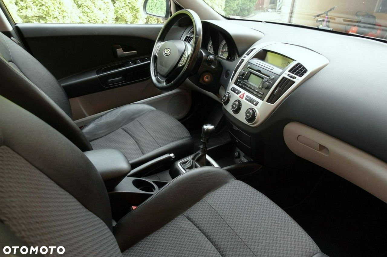 Kia Ceed - 12