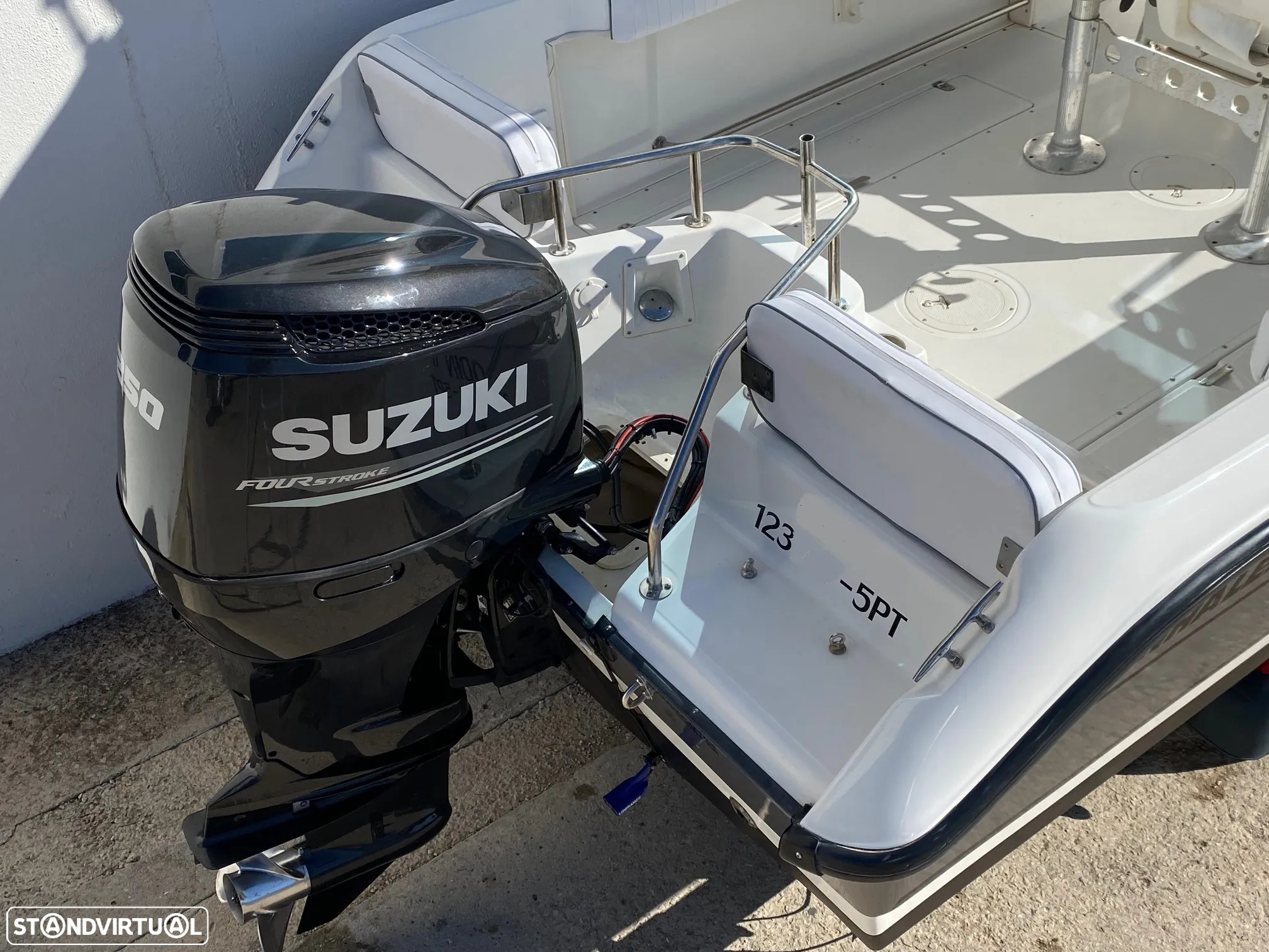 Boston Whaler Outrage 21 - 13