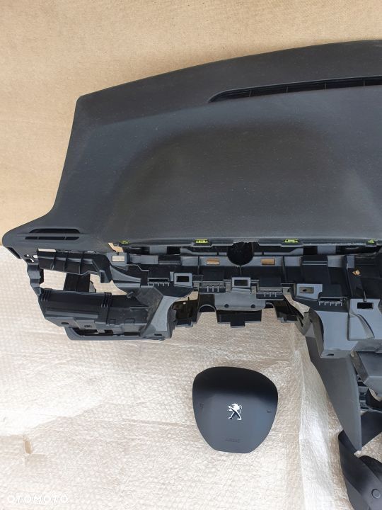 Peugeot 208 deska kokpit konsola airbag pasy - 2