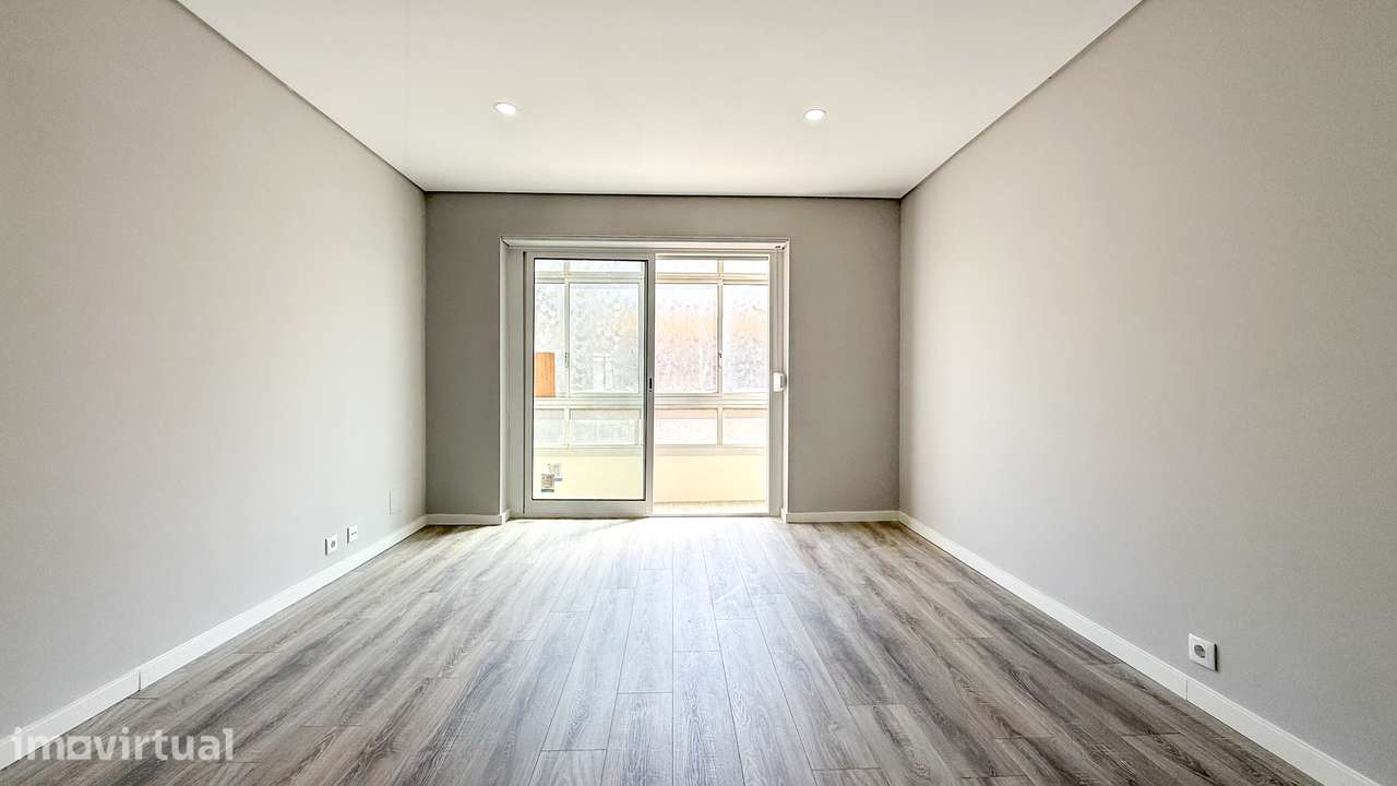 T2 renovado, com ótimas áreas e muita luz natural no centro de Almada. - Grande imagem: 2/25