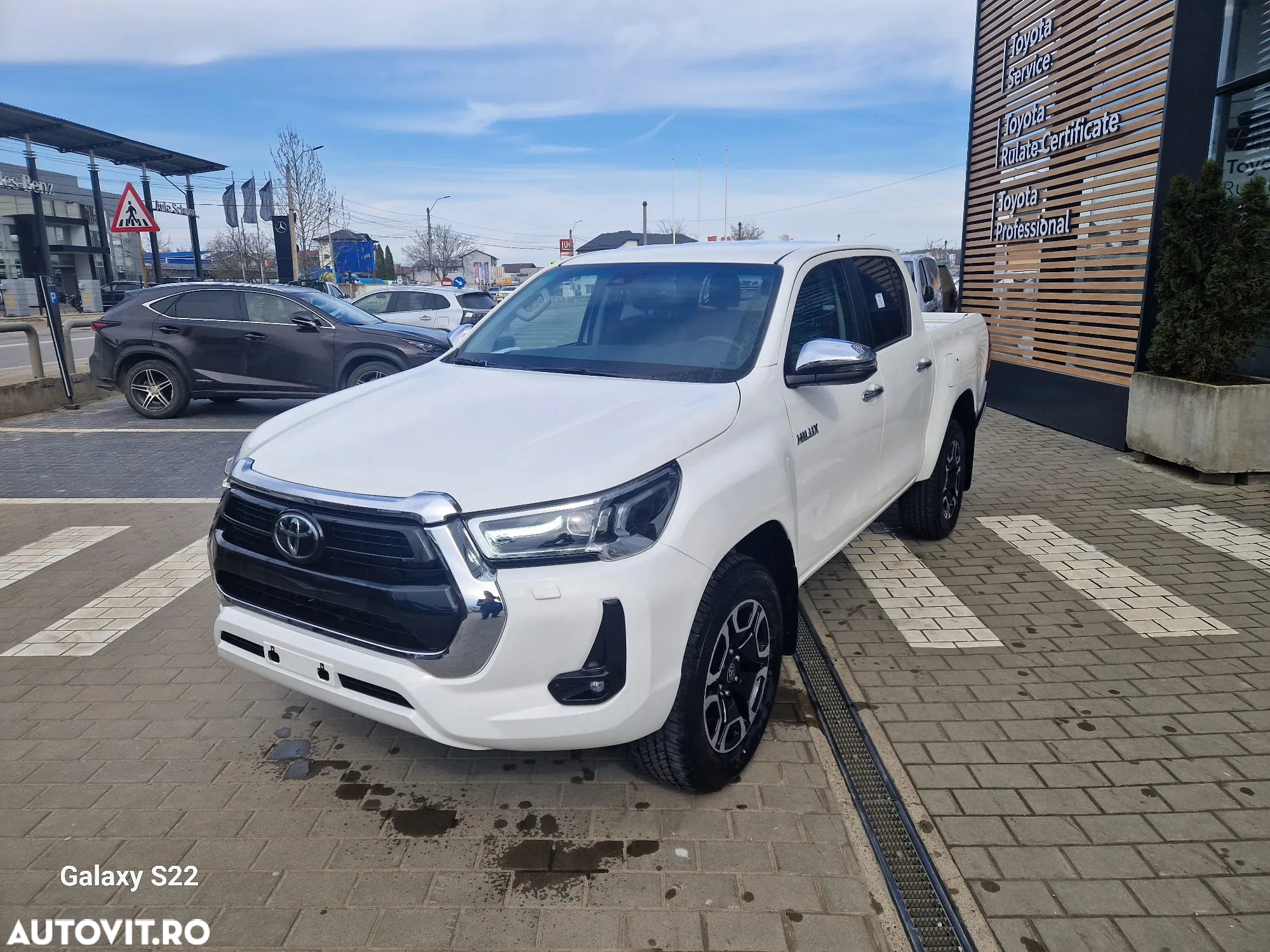 Toyota Hilux 2.8D 204CP 4x4 Double Cab AT MHEV Executive - 3
