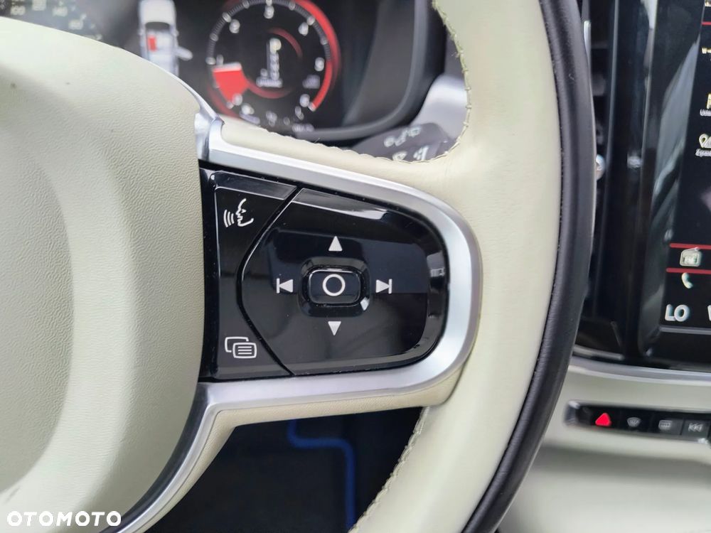 Volvo V90 D4 Momentum Pro - 26