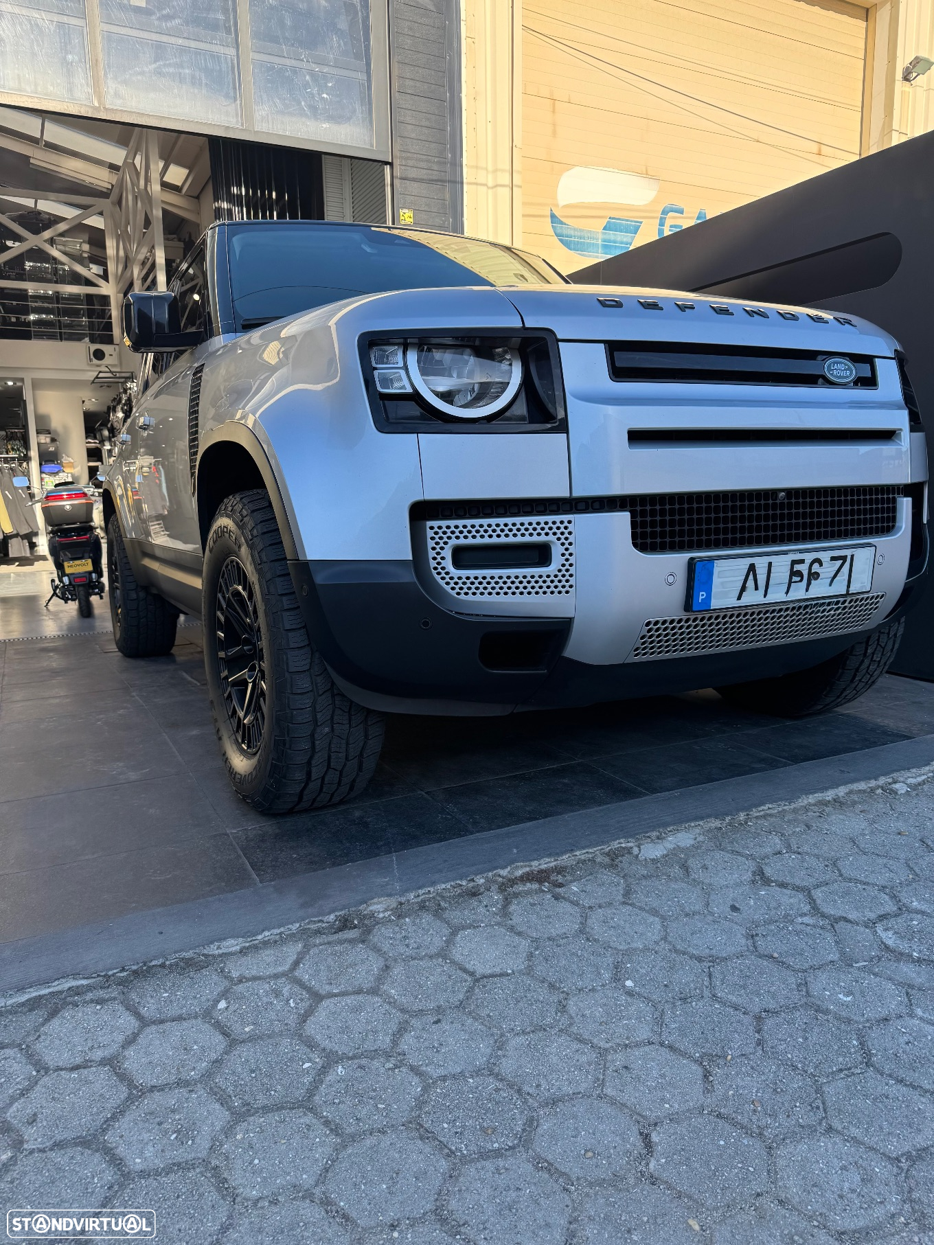 Land Rover Defender 2.0 D 110 AWD SE - 9