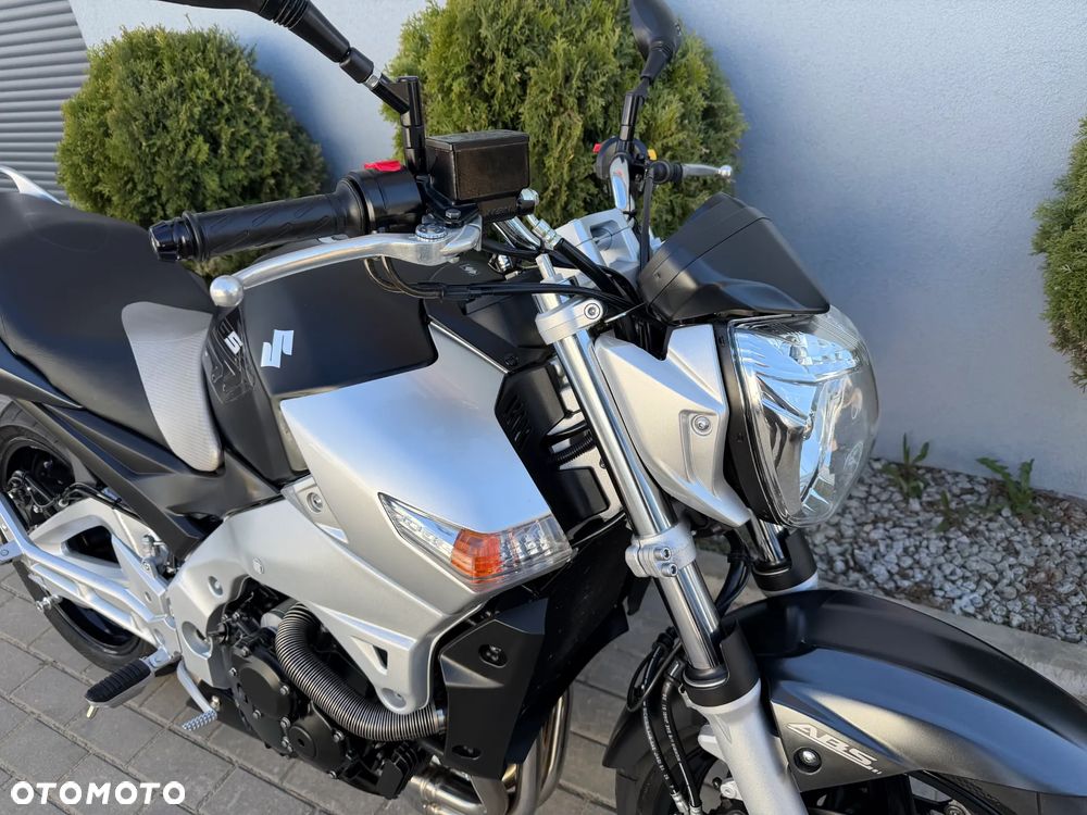 Suzuki GSR - 10