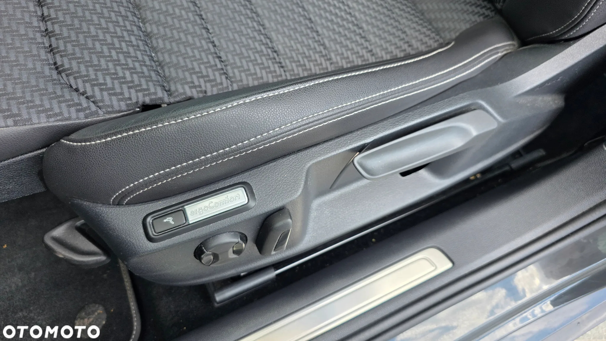 Volkswagen Passat Variant 2.0 TDI SCR DSG R-Line - 16