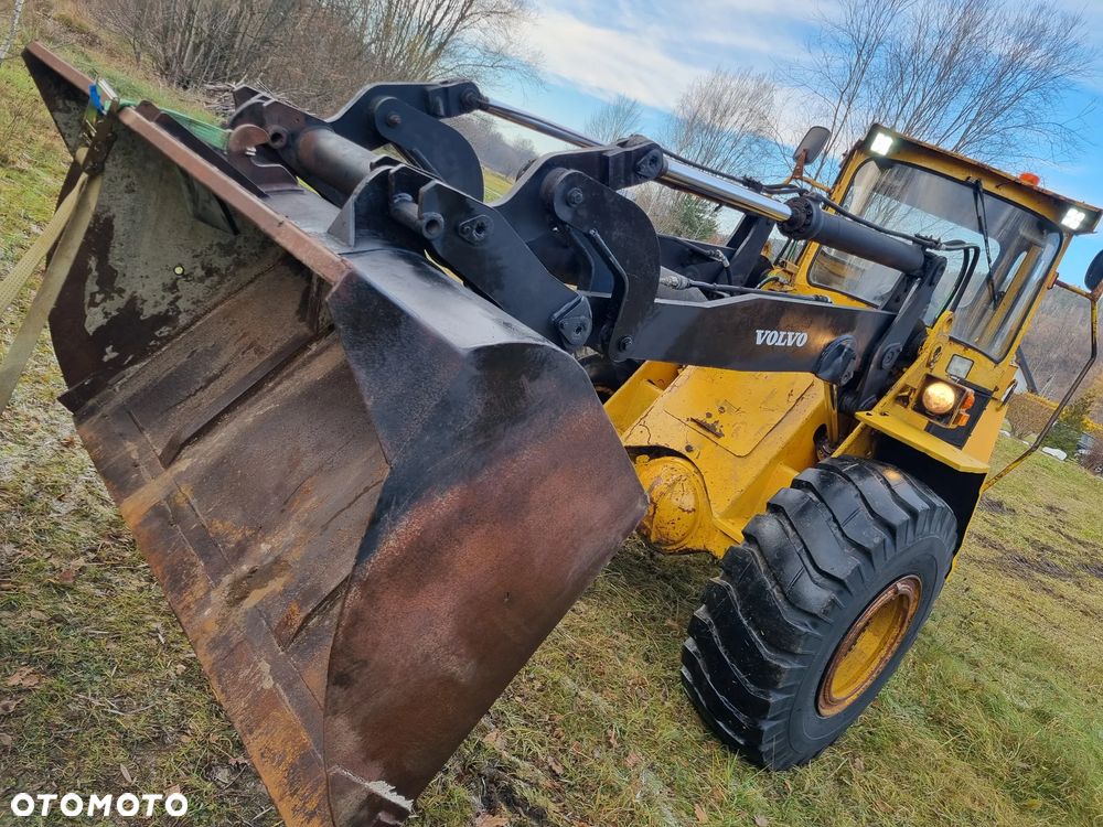 Volvo BM 4400 Ładowarka Fadroma Sprowadzona z Norwegii Widły Łyżka Bocian Wysięgnik! Aktualne badania w DEKRA! Oryginał zadbana Bez luzów i wycieków Potężna Moc. Nie pracowała w Kraju! 6 cylindrów pneumat Hamulec Opony jak Nowe - 18
