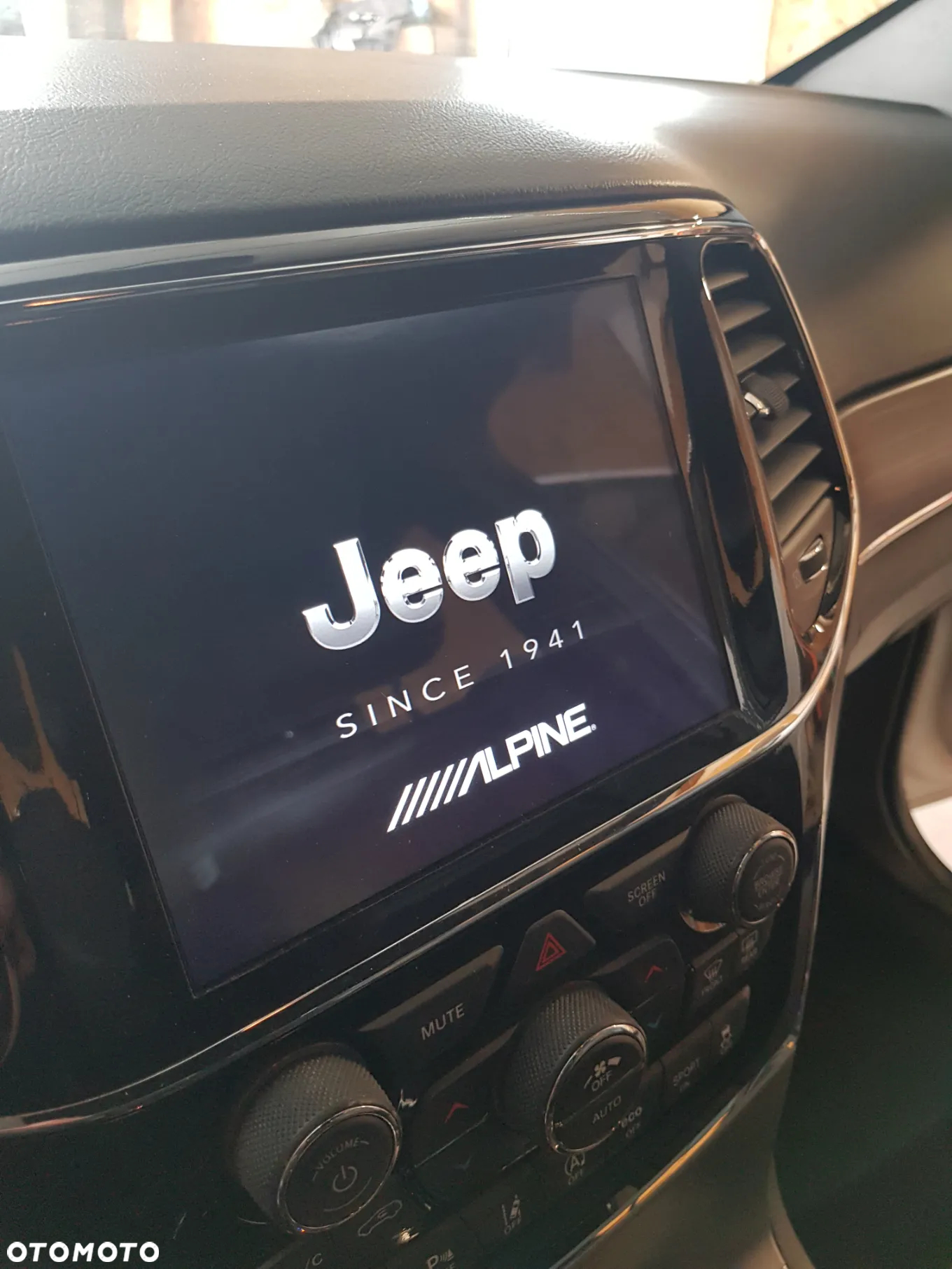 Jeep Grand Cherokee - 12
