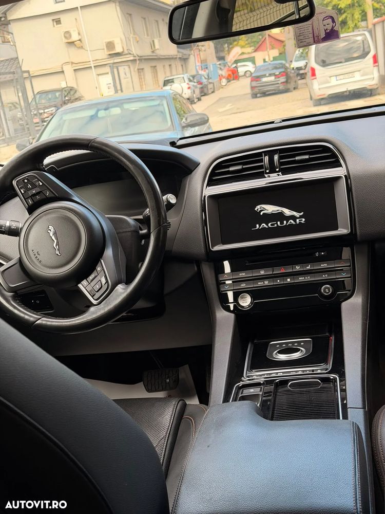 Jaguar F-Pace - 9