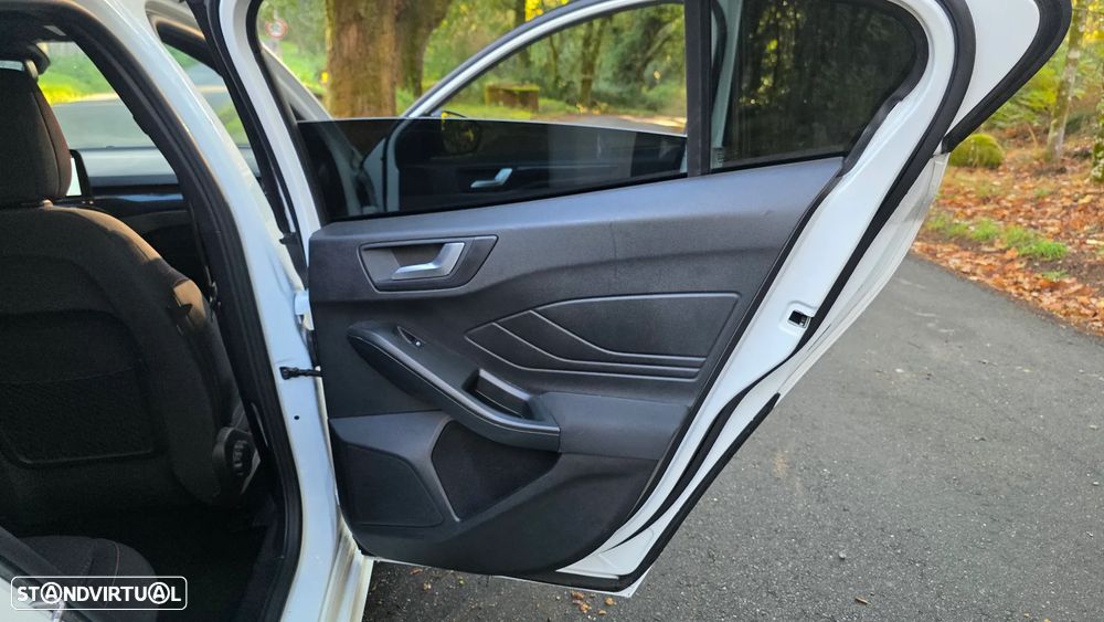Ford Focus 1.0 EcoBoost S&S ST-LINE STYLE - 27