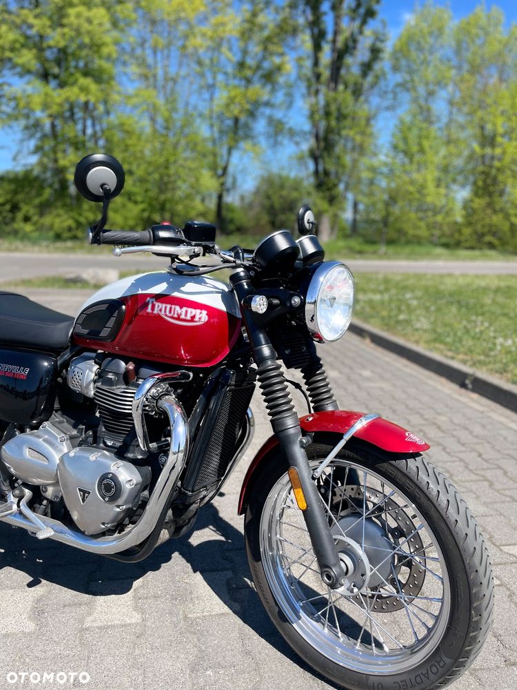 Triumph Bonneville - 1