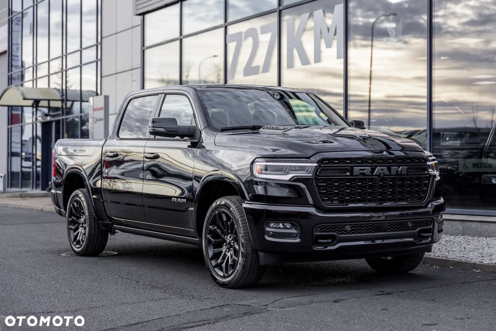 RAM 1500 Limited Night - 11
