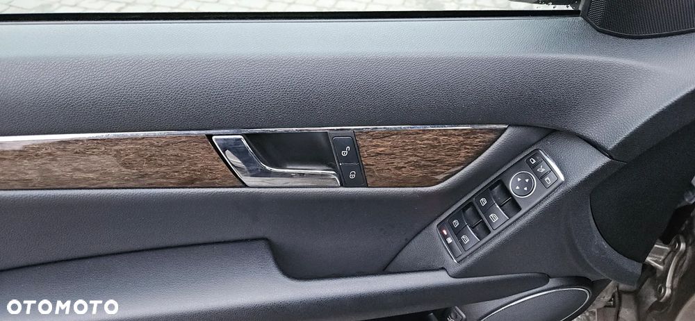 Mercedes-Benz Klasa C 180 T CGI Automatik BlueEFFICIENCY Avantgarde - 35