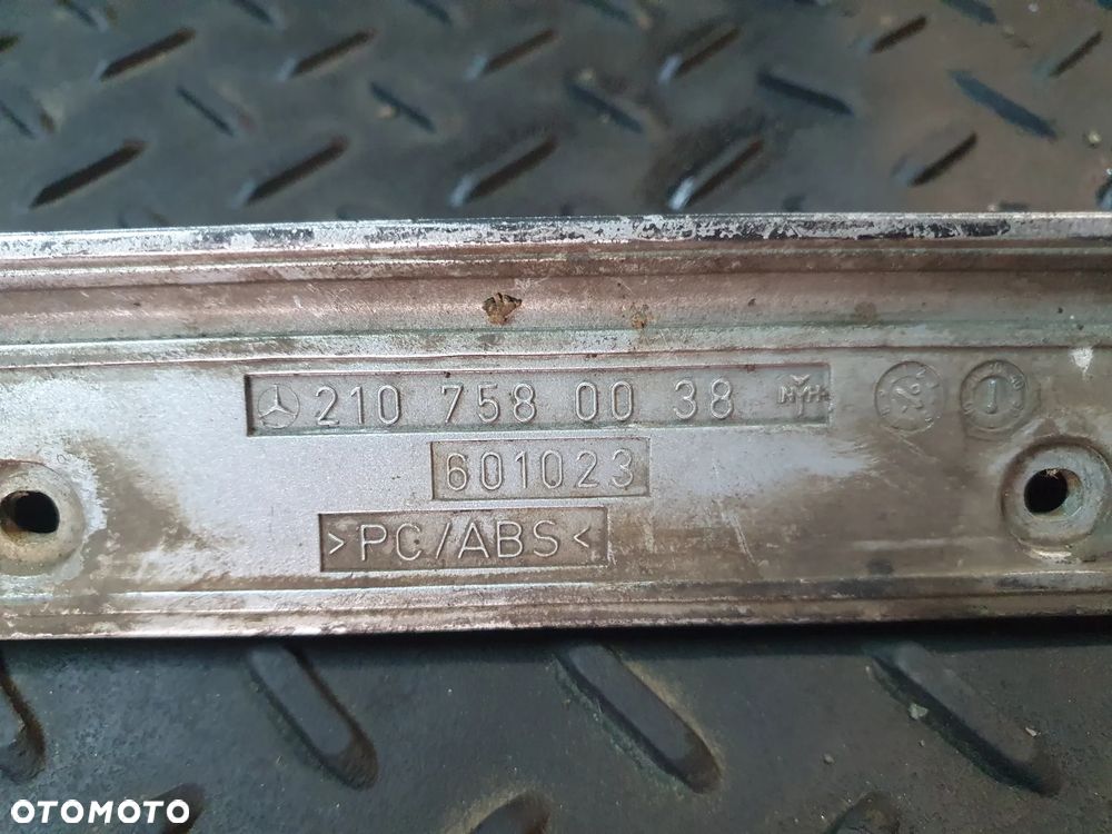 Mercedes-Benz E W210, listwa oświetlenia tablicy rejestracyjnej 2107580038 - 5