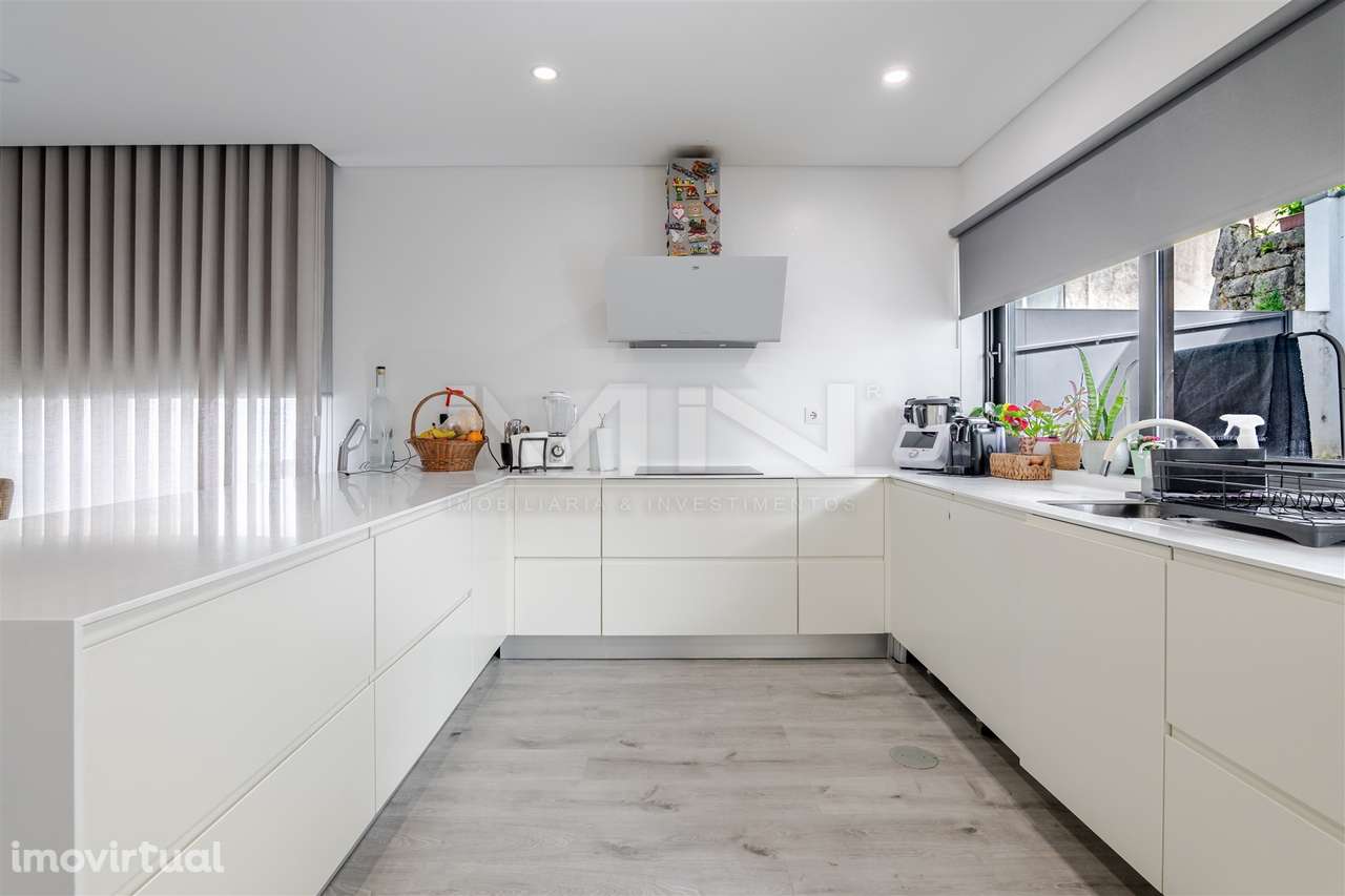 Moradia T4 de 4 Frentes: Elegância e Versatilidade a 2km do Freixo - Grande imagem: 3/41