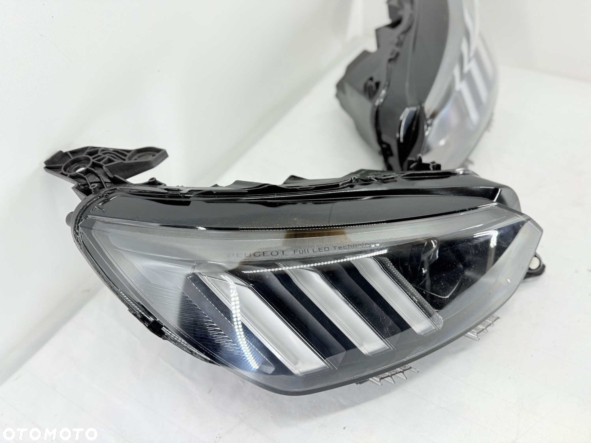 Lampa przednia prawa lewa Peugeot 208 II 2 - 2